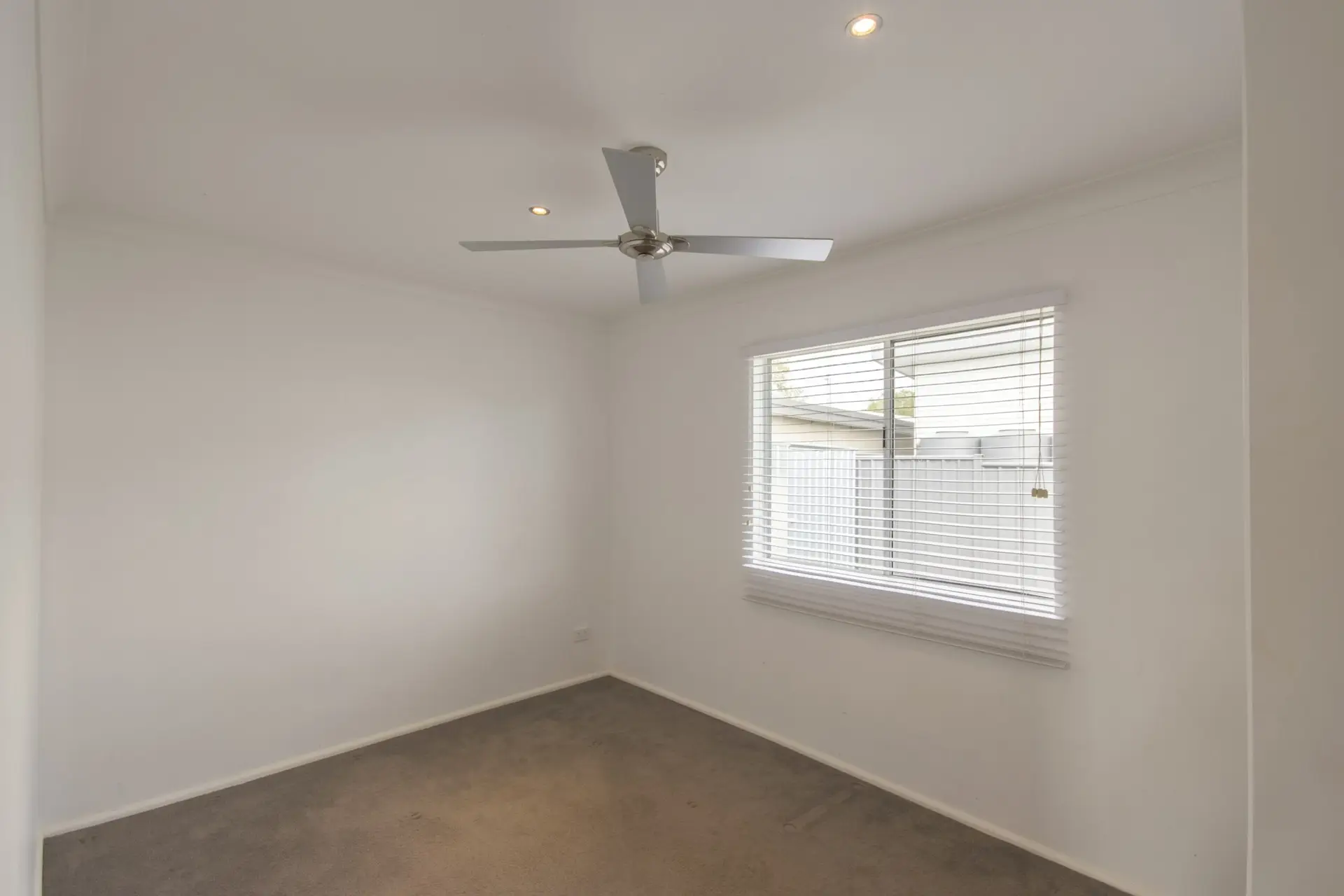 11227043_7_propertyphoto_170323_062024-w5161-h3441